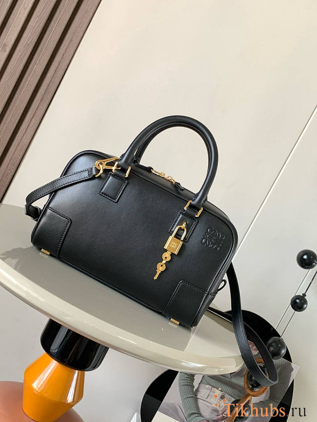 Loewe Amazona 23 Black Bag Calfskin 23x10x15cm - 1