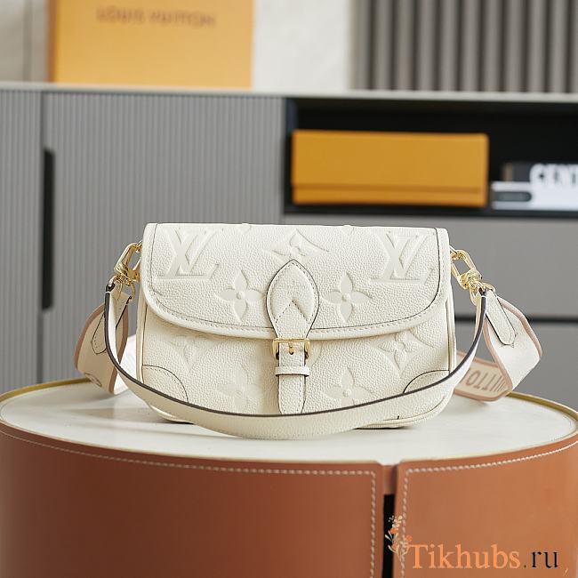 Louis Vuitton Diane Monogram Empreinte Leather handbag in a cream color 23*16*8.5cm - 1