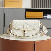 Louis Vuitton Diane Monogram Empreinte Leather handbag in a cream color 23*16*8.5cm - 1