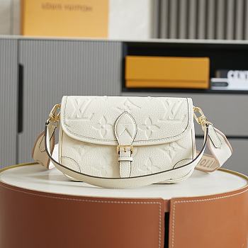 Louis Vuitton Diane Monogram Empreinte Leather handbag in a cream color 23*16*8.5cm