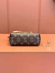 Louis Vuitton Lockit BB Monogram handbag 15x19x7cm - 2