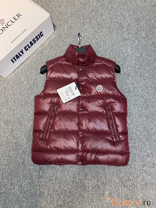 Moncler Enfant padded logo-patch detail gilet in burgundy - 1