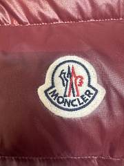 Moncler Enfant padded logo-patch detail gilet in burgundy - 2