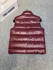 Moncler Enfant padded logo-patch detail gilet in burgundy - 6