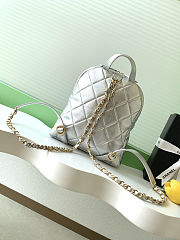 Chanel CC Turn-lock backpack in silver-tone leather 22x22.5x8.5 cm - 6