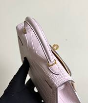  Hermès Mini Kelly from matte alligator leather in the color Mauve Pale - 6
