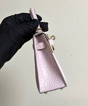  Hermès Mini Kelly from matte alligator leather in the color Mauve Pale - 4
