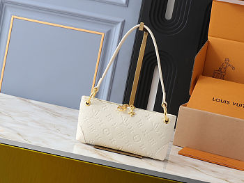 Louis Vuitton Coussin PM bag in white 25x13x5 cm