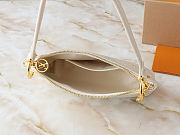 Louis Vuitton Coussin PM bag in white 25x13x5 cm - 6