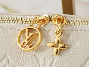 Louis Vuitton Coussin PM bag in white 25x13x5 cm - 5