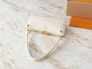Louis Vuitton Coussin PM bag in white 25x13x5 cm - 4