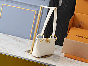Louis Vuitton Coussin PM bag in white 25x13x5 cm - 3