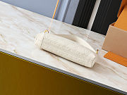Louis Vuitton Coussin PM bag in white 25x13x5 cm - 2