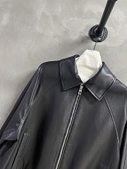Loewe black leather bomber jacket with a drawstring hem - 3
