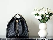  Chanel 25 Large Handbag in Black Grained Calfskin, size 40×30×15 cm - 1