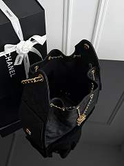  Chanel 25 Large Handbag in Black Grained Calfskin, size 40×30×15 cm - 3