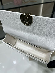 Chanel 25S Top Handle Kelly Clutch in white lambskin and gold-tone hardware 18x10x4.5cm - 6