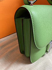 Hermès Constance 18 bag in Vert Criquet Epsom leather with silver hardware.  - 5