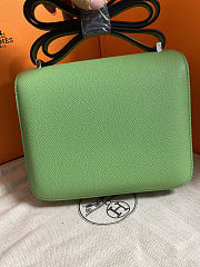 Hermès Constance 18 bag in Vert Criquet Epsom leather with silver hardware.  - 3