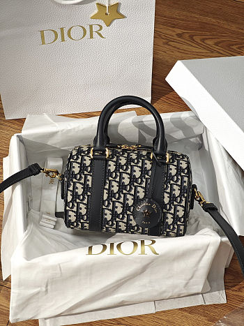  Dior Groove 20 bag in the Dior Oblique jacquard pattern 20.5 x 13.5 x 12 cm