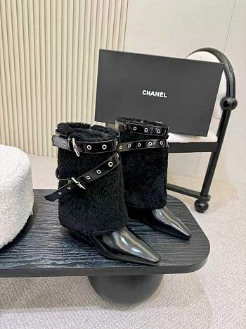 Chanel boots with black patent leather and shearling heel 5 cm
