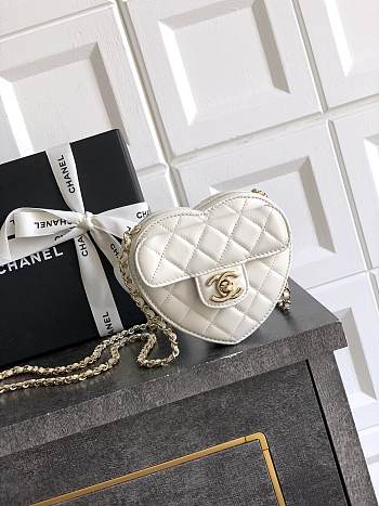 Chanel CC In Love Heart Clutch with Chain in white lambskin leather 12×13×5.5cm