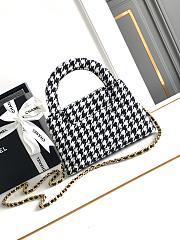 Chanel 24A Small Kelly Shopper bag in black and white houndstooth tweed 13x19x7 cm - 4
