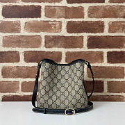 Gucci GG Emblem small bucket bag in beige and dark brown 20.5X18X11.5cm - 4