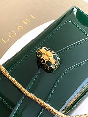 Bvlgari Serpenti Forever phone case in emerald green patent leather 19x10X3.5 cm - 6
