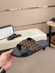 Gucci men's slide sandals with criss-cross straps in brown and black color - 4