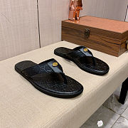 Gucci Interlocking G thong sandals in black - 2
