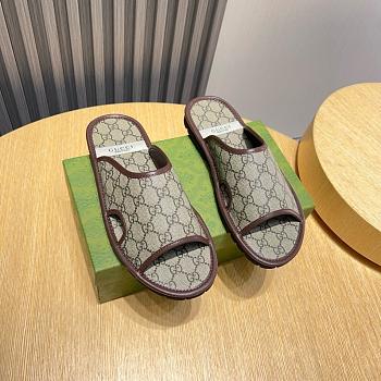  Gucci GG canvas slide sandals in beige