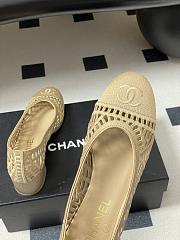 Chanel raffia woven block heel shoes in a beige color heel 5 cm - 4