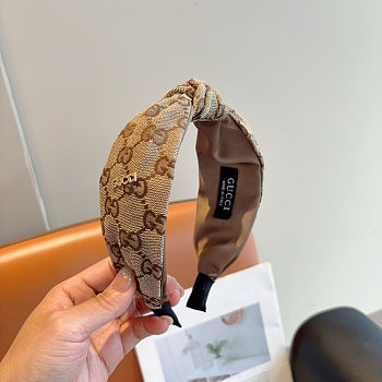 Gucci Original GG canvas headband in beige and brown.