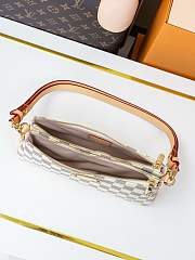 Louis Vuitton Liv Pochette in Damier Azur canvas in white 24.5x13.5x6.5 cm - 6