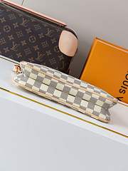 Louis Vuitton Liv Pochette in Damier Azur canvas in white 24.5x13.5x6.5 cm - 5