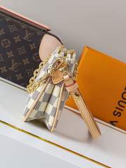 Louis Vuitton Liv Pochette in Damier Azur canvas in white 24.5x13.5x6.5 cm - 4