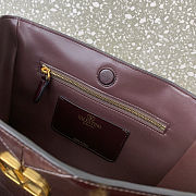 Valentino Garavani Laseine Small Shopping Bag in Chevron-Patterned Leather in burgundy color 26.5 x 22 x 10 cm - 6