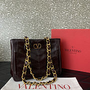 Valentino Garavani Laseine Small Shopping Bag in Chevron-Patterned Leather in burgundy color 26.5 x 22 x 10 cm - 2