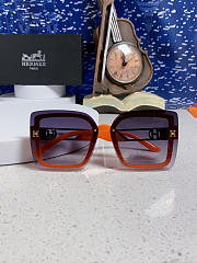 Hermes sunglasses featuring the 'H' logo - 2