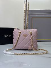 Prada Re-Edition 1995 Chaîne medium tote bag in light pink 25x24x5cm - 1