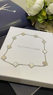 Van Cleef & Arpels Vintage Alhambra necklace, crafted in white gold with 10 mother - 1