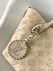 Louis Vuitton Blossom PM bag Mahina leather in light beige 20x20x12.5 cm - 5