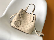 Louis Vuitton Blossom PM bag Mahina leather in light beige 20x20x12.5 cm - 2