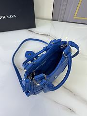 Prada Re-Edition 2002 bag is featured in a striking blue leather 22.5x16x7.5cm - 5