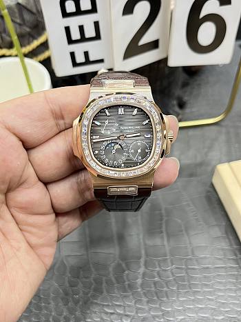 Patek Philippe Nautilus 5724R-001 Rose Gold Moonphase
