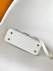 Louis Vuitton Capucines Mini bag in a white laser-cut design 14x8x21 cm - 3