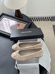 Chanel ballerina flats in beige suede - 3