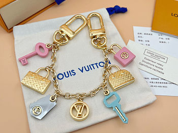 LV charm 09