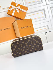 Louis Vuitton cosmetic pouch in Monogram canvas 13x13x24 cm - 6